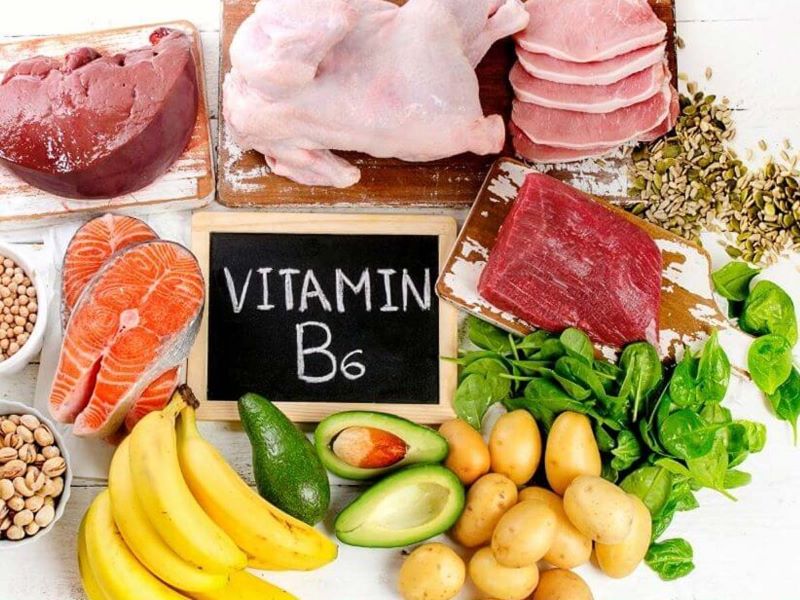 Vitamin B6 có trong các thực phẩm như chuối, bơ, cá hồi, ...