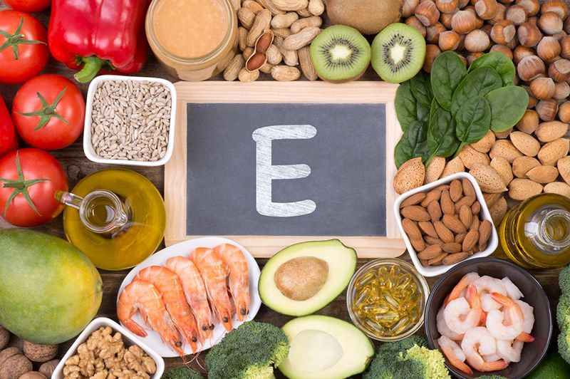 Tôm, các loại hạt, rau chân vịt,... chứa rất nhiều vitamin E