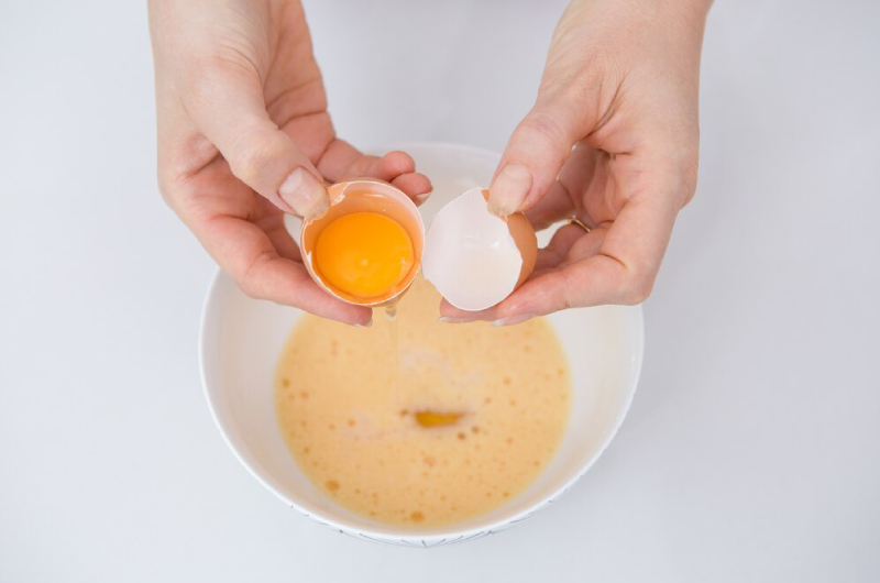 Lòng trắng trứng kết hợp với chanh hỗ trợ trị gàu và giúp da đầu khỏe mạnh