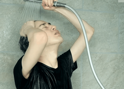 Xả sạch tóc bằng nước mát