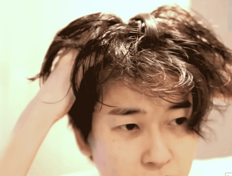 Massage dầu dừa lên tóc