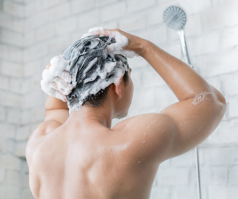 Thao tác nhẹ nhàng là cách khắc phục rụng tóc ở nam giới