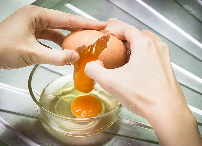 Trứng gà ngăn tình trạng rụng tóc