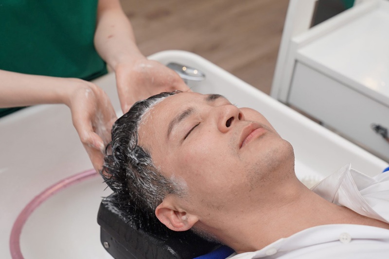 Massage da đầu là cách khắc phục rụng tóc ở nam giới