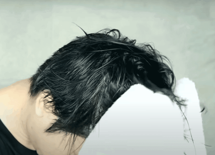 Lau khô tóc một cách nhẹ nhàng để tránh gãy rụng