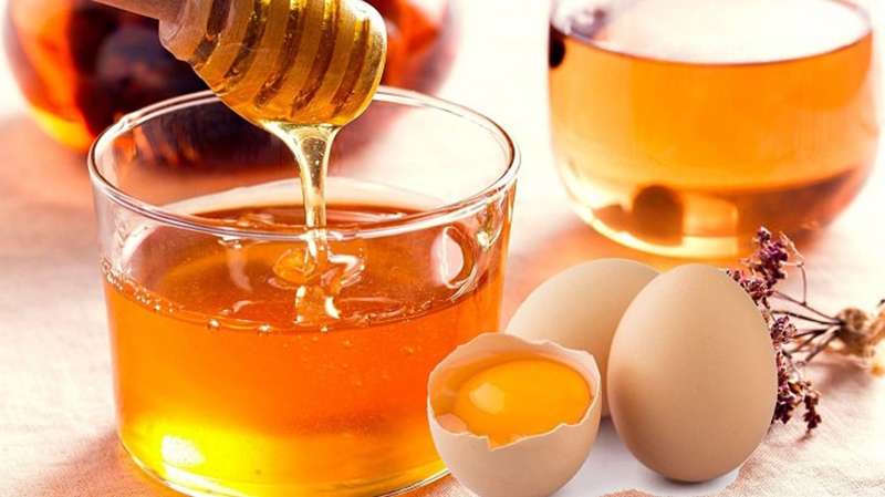 Hỗn hợp mật ong kết hợp với trứng gà giúp chữa tóc khô mùa đông