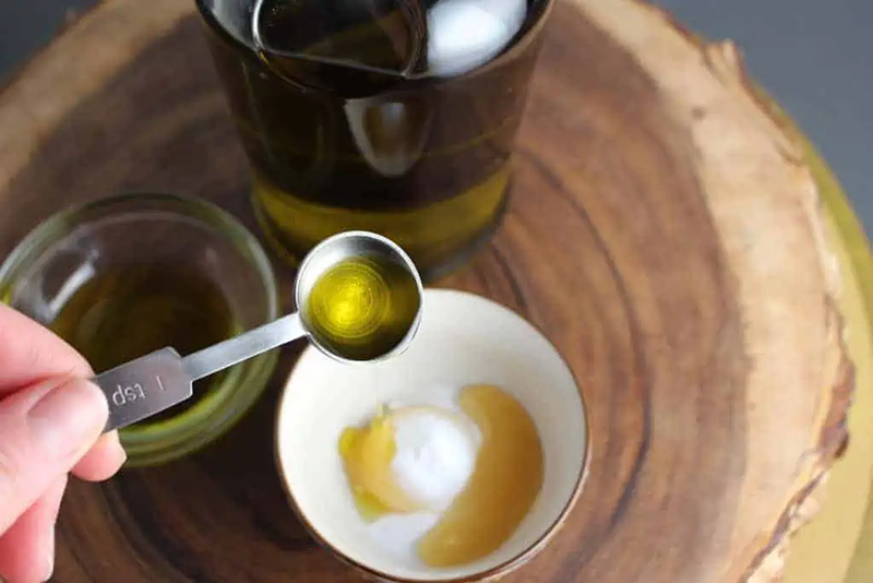 Hồn hợp trị gàu bằng baking soda, dầu oliu, lòng đỏ trứng